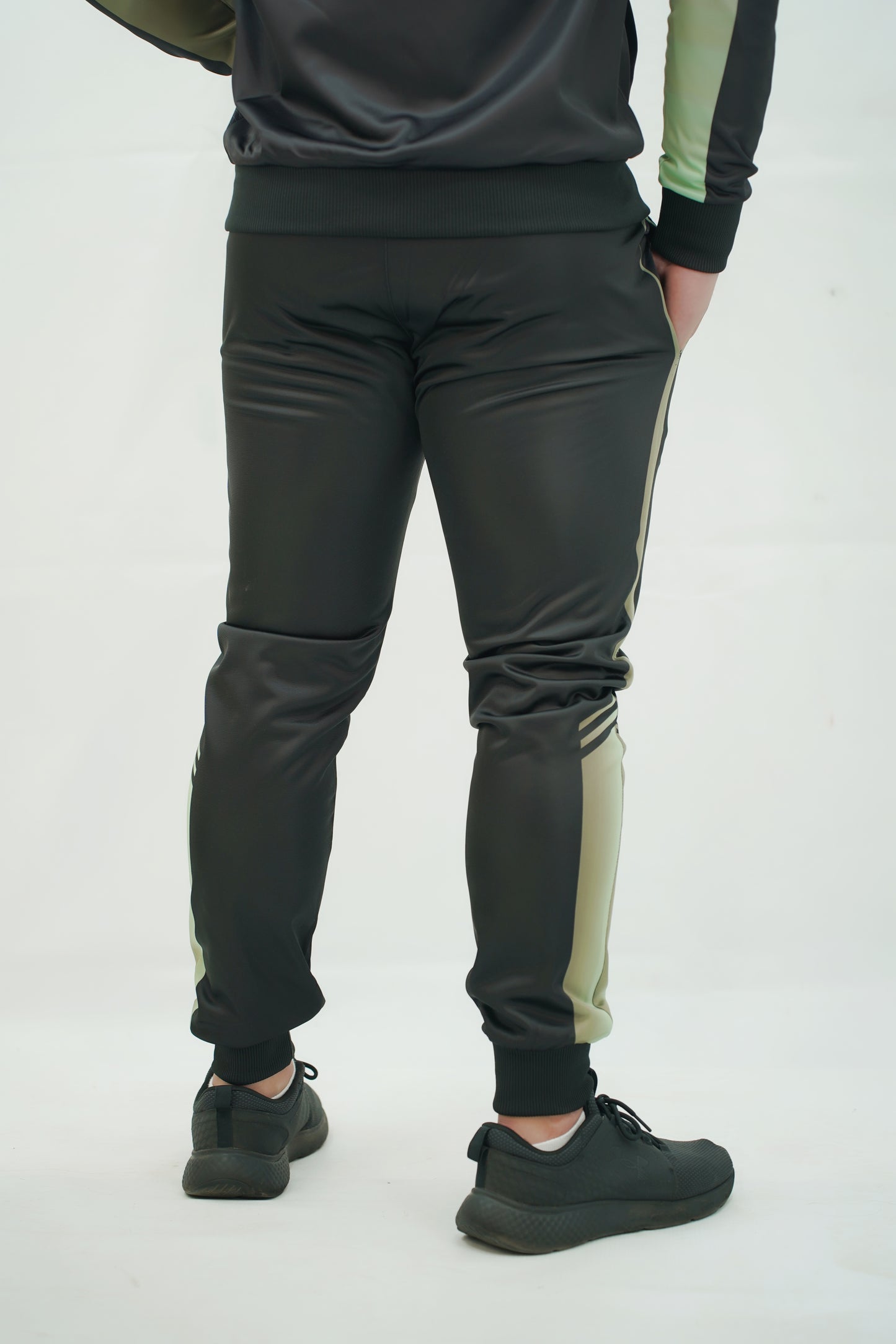 MEN Full Sleeves Tracksuit with Abstract Hem